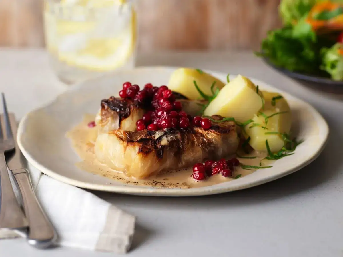 K&aring;ldolmar med lingon och gr&auml;dds&aring;s, serverade med kokt potatis. Ett klassiskt k&aring;ldolmar recept som passar perfekt till middag.