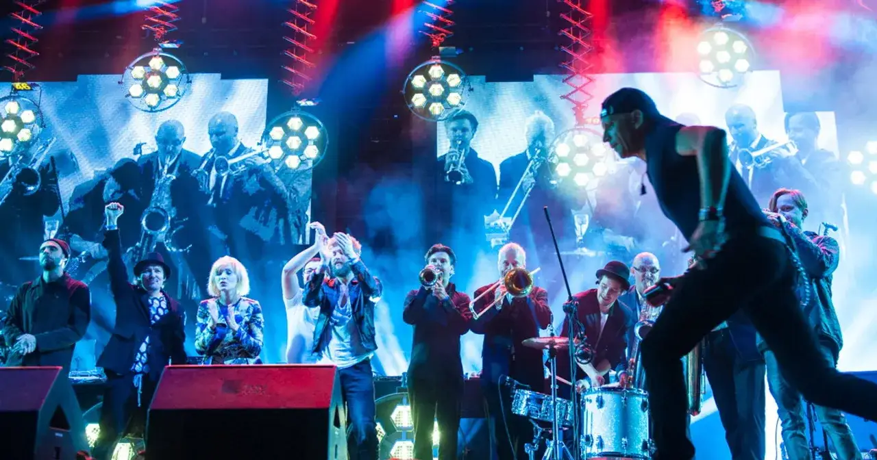 Zespół muzyczny na scenie, grający na instrumentach dętych. To pierwsze męskie granie, które zachwyca publiczność.