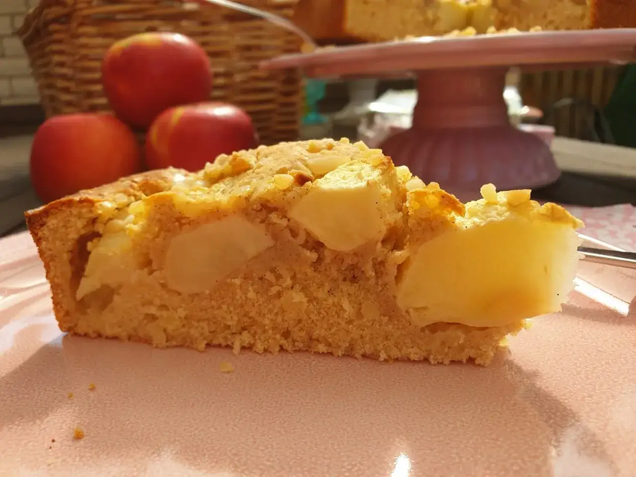 Ein Stück saftiger Apfelkuchen, perfekt für Diabetiker. Äpfel und Mandelsplitter im Teig.