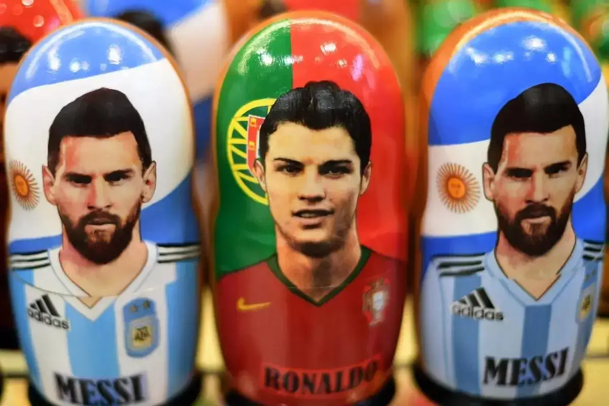 Matrioszki z wizerunkami Messiego i Ronaldo, symbolizujące rywalizację między dwoma najbogatszymi piłkarzami świata.