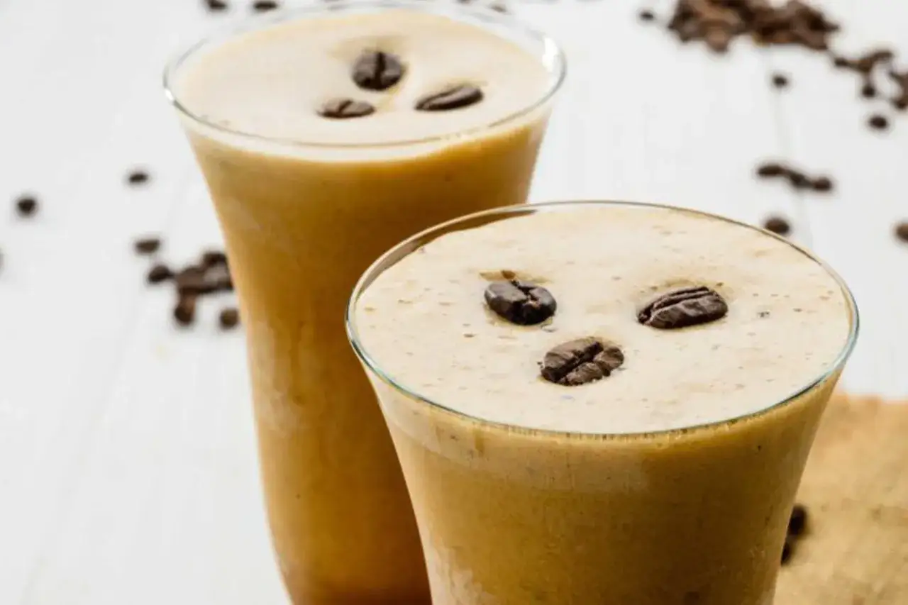 Due bicchieri di cremoso sorbetto al caff&egrave;, guarniti con chicchi tostati, invitano a una pausa rinfrescante.