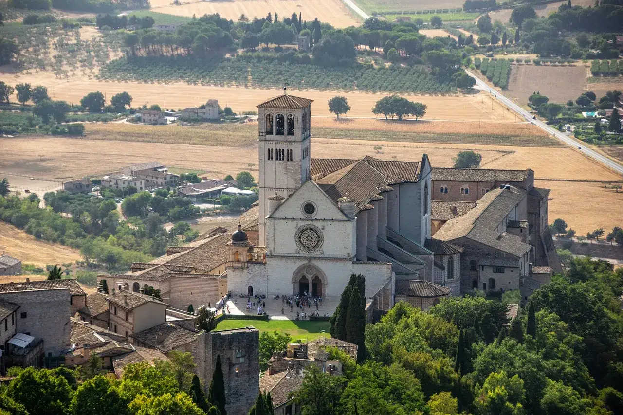 Basilica di San Francesco ad Assisi, un luogo imperdibile per chi visita Assisi cosa vedere. La maestosa struttura domina il paesaggio umbro.