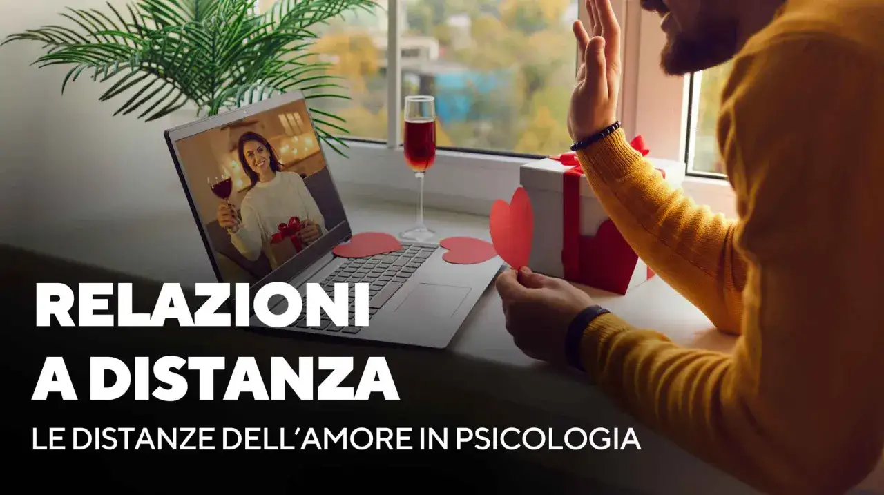 Coppia in videochiamata, un uomo saluta, un regalo e cuori rossi. Psicologia delle relazioni a distanza.