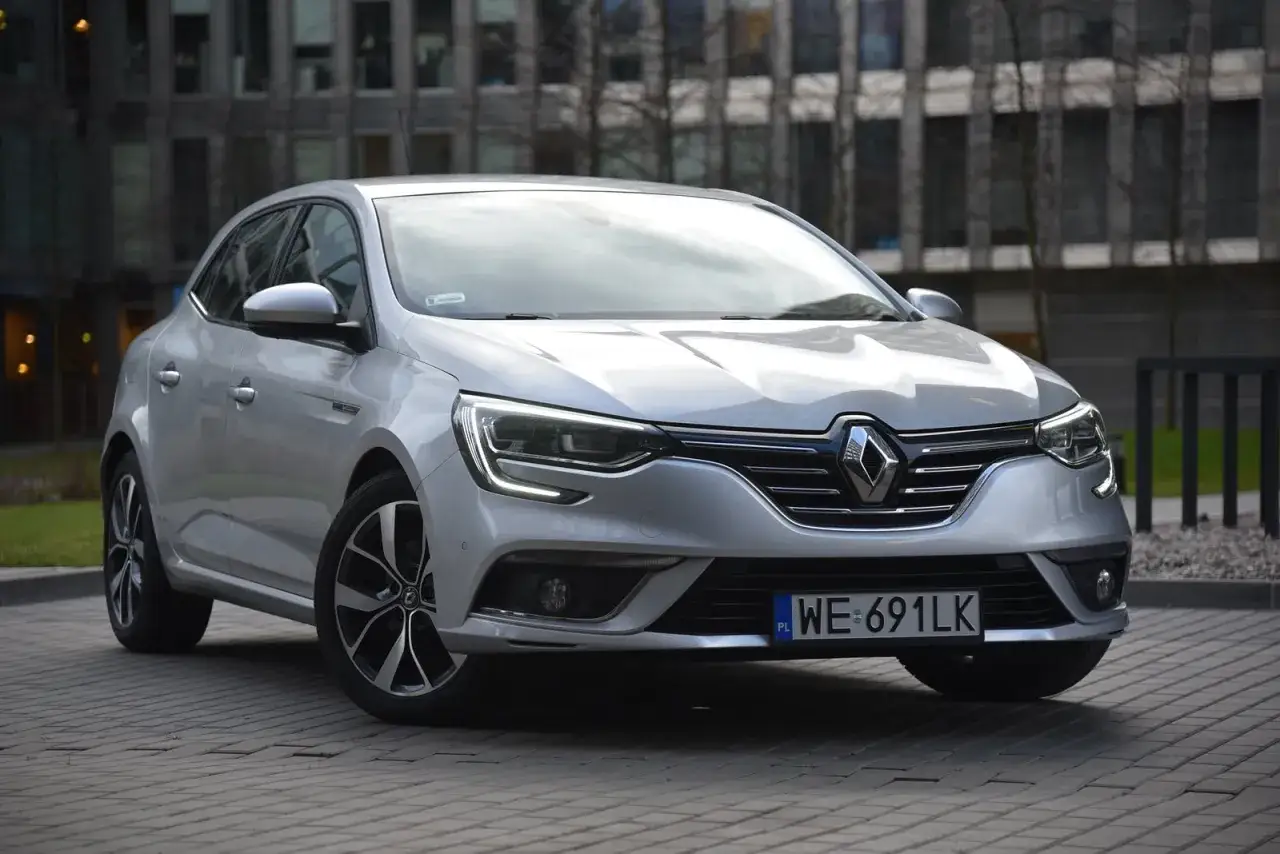 Srebrny Renault Megane 4 z nowoczesnymi światłami LED z przodu, gotowy do jazdy.