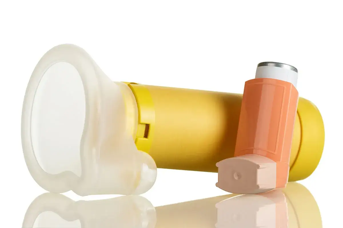 Inhalator z komorą inhalacyjną, pomocny w leczeniu astmy wczesnodziecięcej.