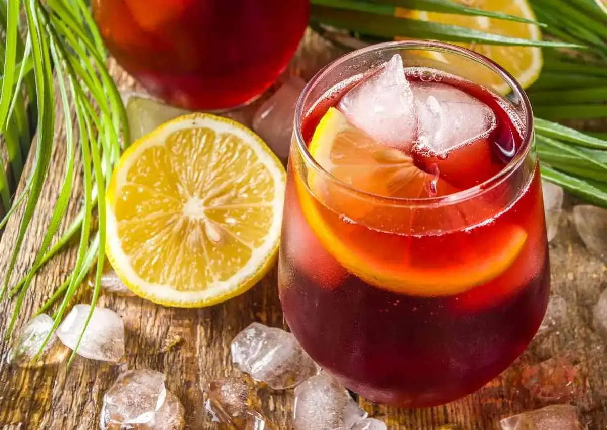 Orzeźwiające Tinto de Verano z cytryną i lodem, idealne na upalne dni. Lepsze niż białe wino z wodą gazowaną!