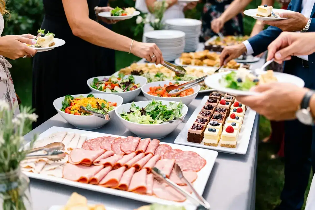 Buffet vari&eacute; avec salades, charcuterie et mini-g&acirc;teaux. Une excellente pique nique idee pour un &eacute;v&eacute;nement en plein air.