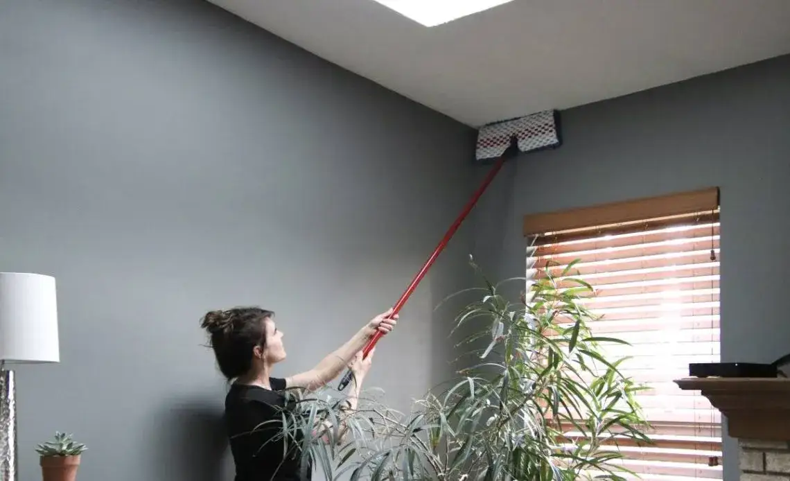 r&oacute;żne stany sufitu przed malowaniem