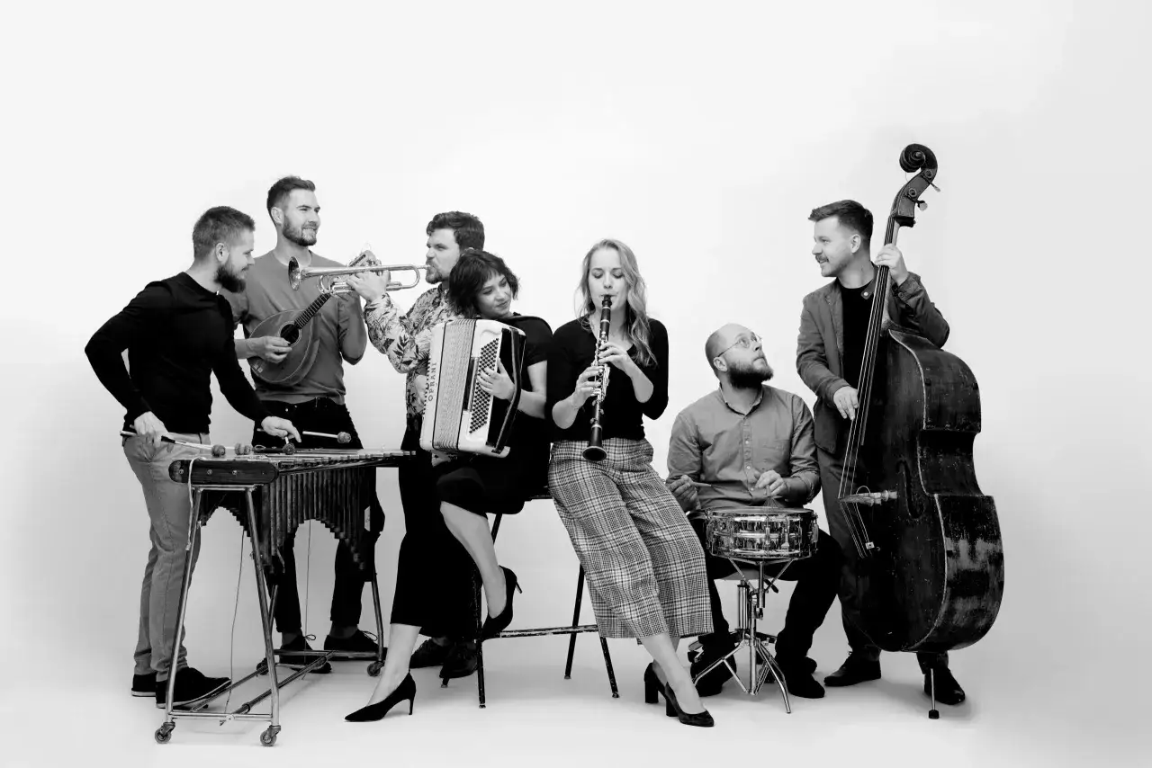Warszawska Orkiestra Sentymentalna: siedmiu muzyków z instrumentami: marimba, mandolina, trąbka, akordeon, klarnet, werbel i kontrabas.