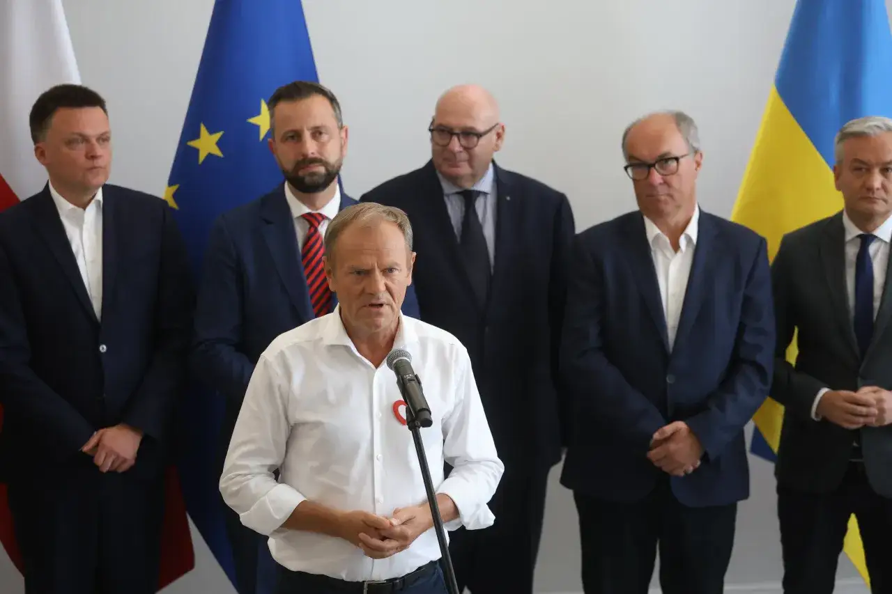 Donald Tusk przemawia, otoczony przez liderów mniejszych partii koalicyjnych. Czy to prawda o tajnych negocjacjach?