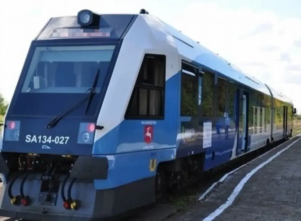 Pociąg SA134-027 na torach, gotowy do podróży. Sprawdź zamość chełm rozkład jazdy i zaplanuj swoją wyprawę!