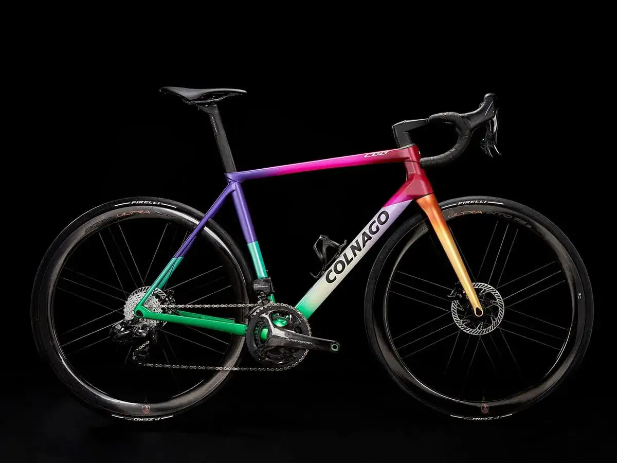 Wyjątkowy rower Colnago z gradientowym malowaniem, od fioletu przez zieleń po pomarańcz i r&oacute;ż. Prawdopodobnie najdroższy rower na świecie, marzenie każdego kolarza.