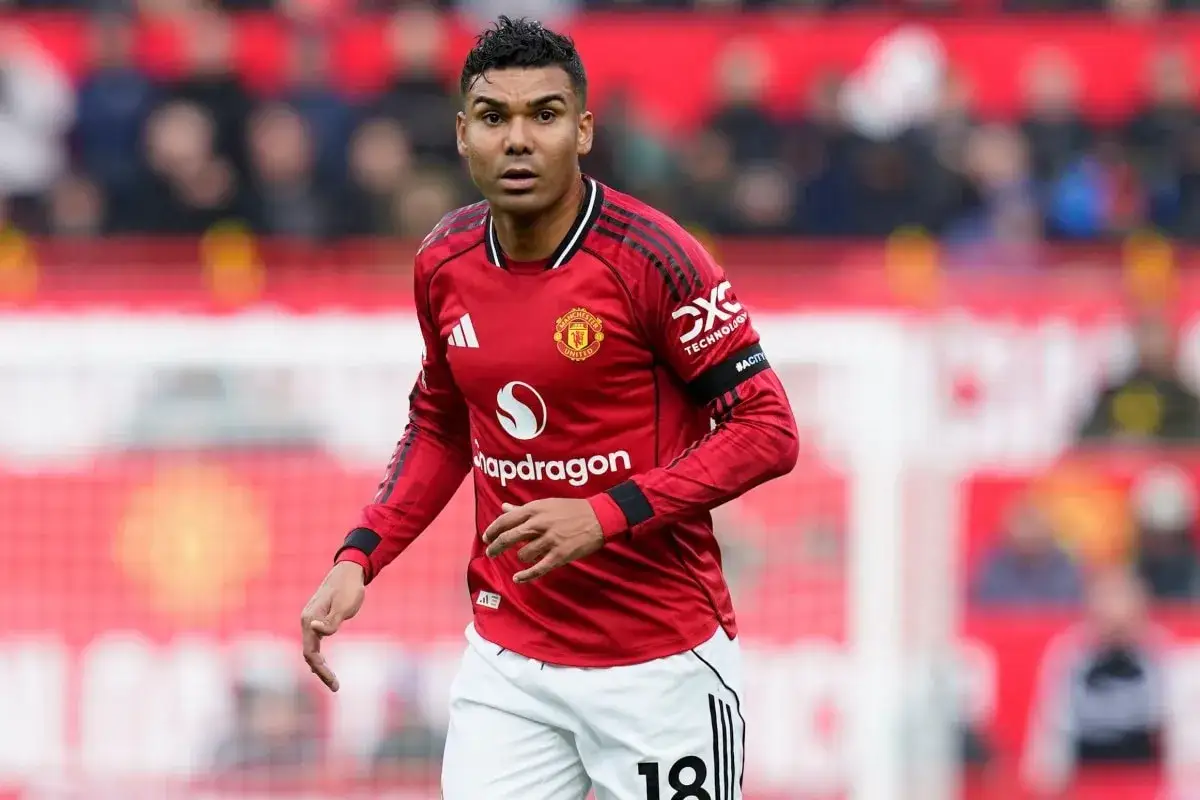 Casemiro w czerwonej koszulce Manchester United, symbol udanych manchester united transfery.