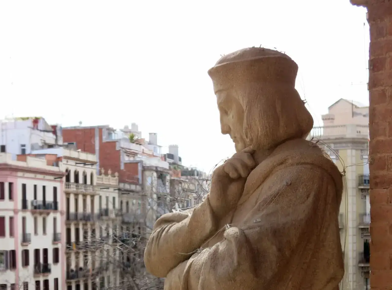 Estatua de Arnau de Vilanova, con su mirada perdida sobre los tejados de la ciudad.
