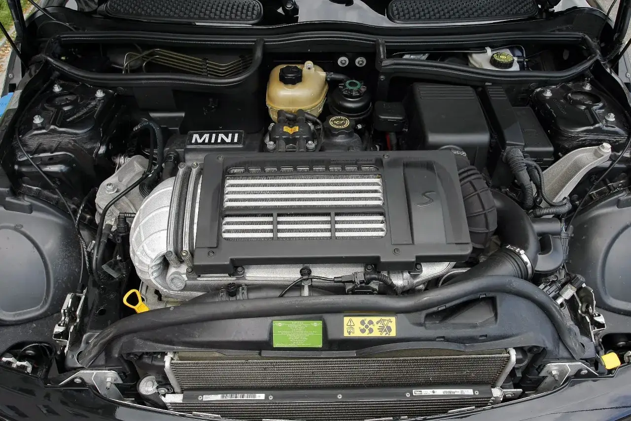 Silnik Mini R50, widok z góry. Widać intercooler, zbiorniczek płynu i logo MINI.