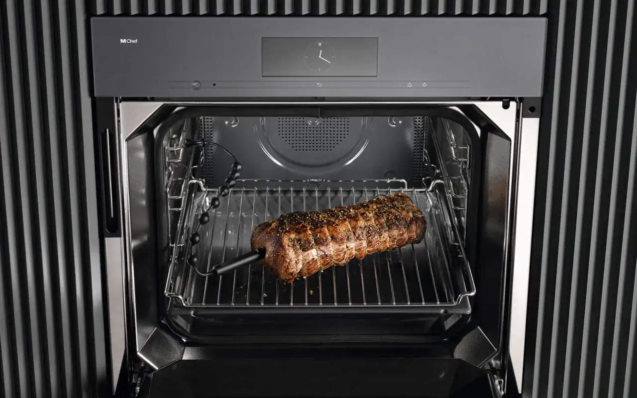 Ein Braten mit Kerntemperaturfühler im Ofen. So funktioniert ein Dialoggarer: präzise Zubereitung für perfekte Ergebnisse.