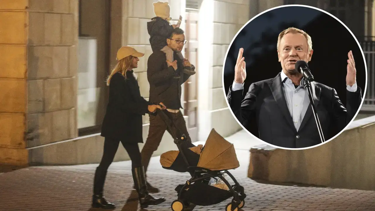 Kasia Tusk z dziećmi i wózkiem, obok Donald Tusk przemawia.