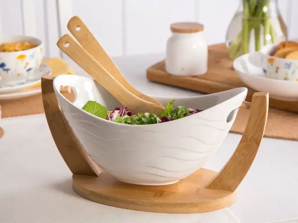 różne misy na sałatki szklane porcelanowe drewniane