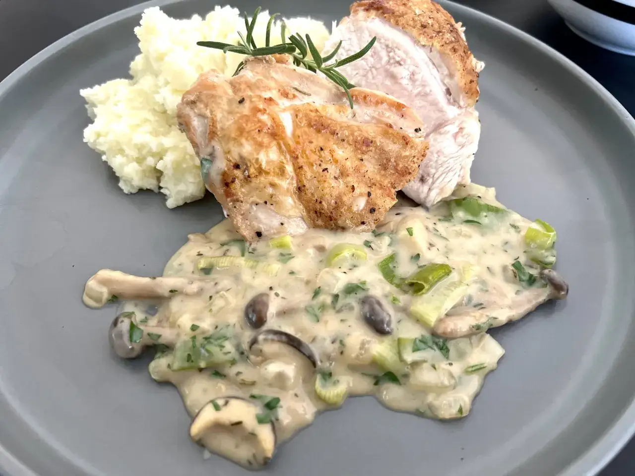 Pieczona pierś kurczaka z kremowym sosem grzybowym i puree ziemniaczanym. Idealny spos&oacute;b, jak zrobić dietetyczną pierś z kurczaka.