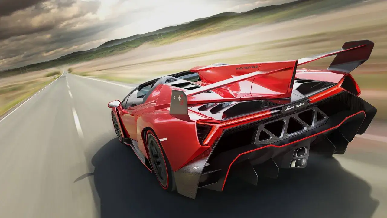 Roter Lamborghini Veneno rast auf einer leeren Stra&szlig;e. Der Lamborghini Veneno Preis ist astronomisch, aber die Leistung ist un&uuml;bertroffen.