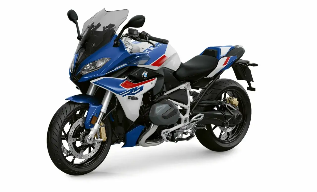 Sportowy motocykl BMW R 1250 RS w biało-niebiesko-czerwonych barwach, gotowy na dalekie podróże.
