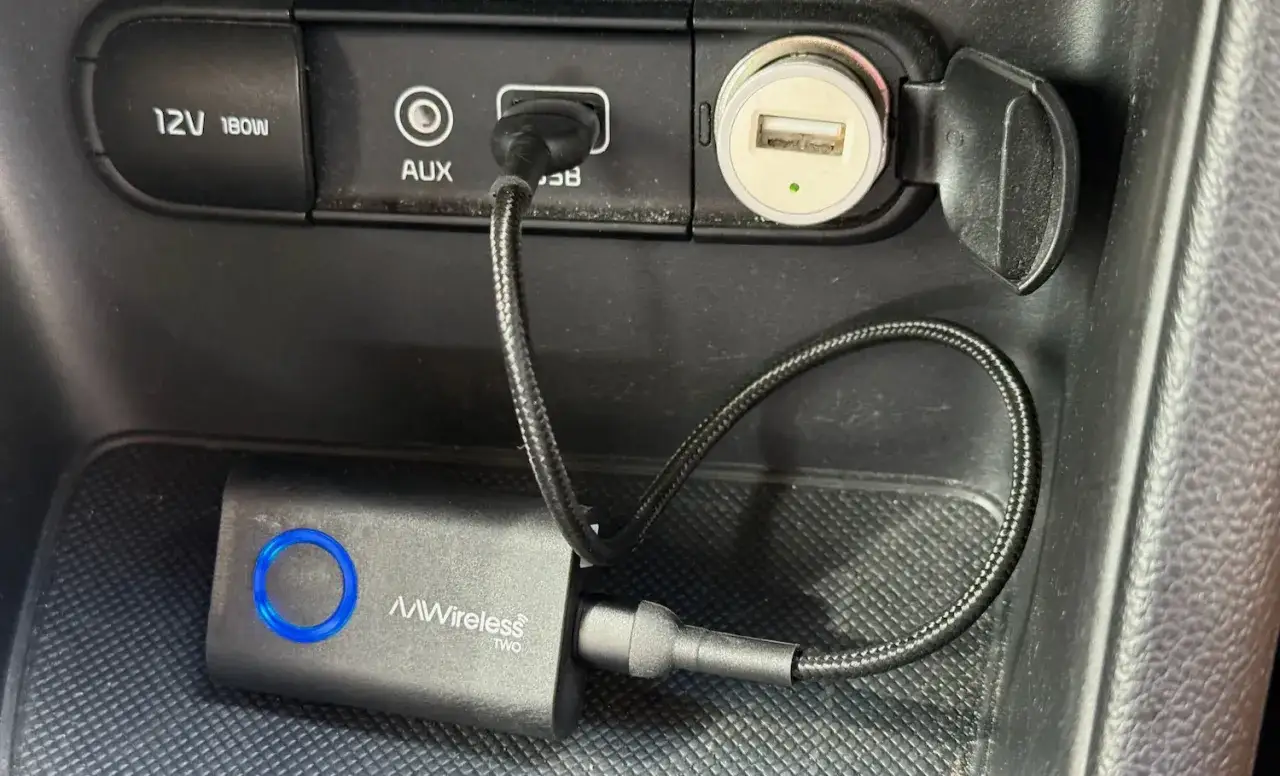Bezprzewodowy adapter podłączony do USB w samochodzie. Jak włączyć android auto bez kabli?