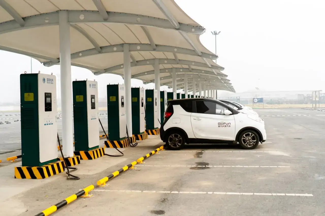Reihe von Ladestationen für Elektroautos in China, ein Zeichen für das bevorstehende china verbrenner verbot.