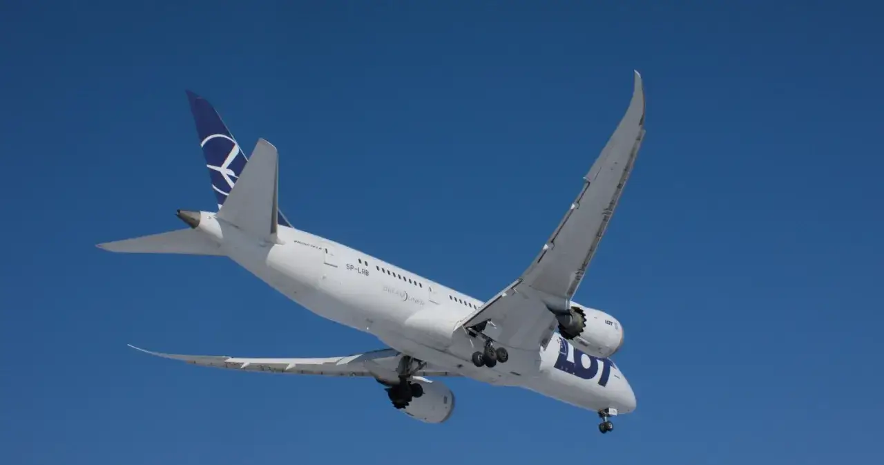 Samolot LOT Dreamliner wznosi się na błękitne niebo. Czas sprawdzić, ile się leci na Dominikanę!