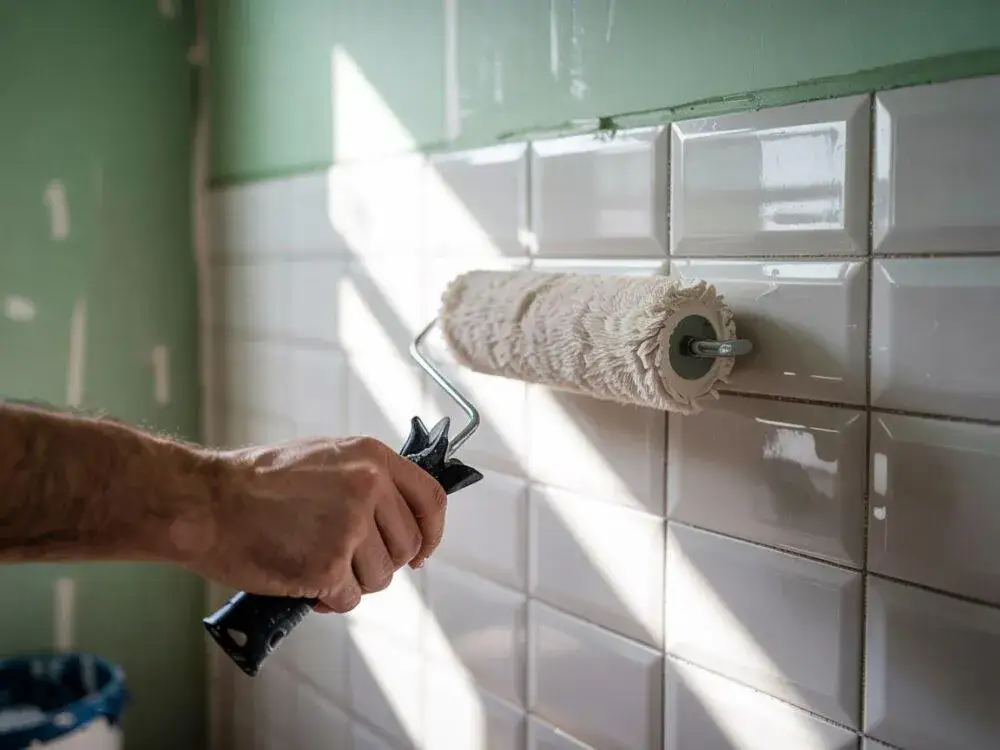 Błędy przy malowaniu płytek, odchodząca farba z płytek