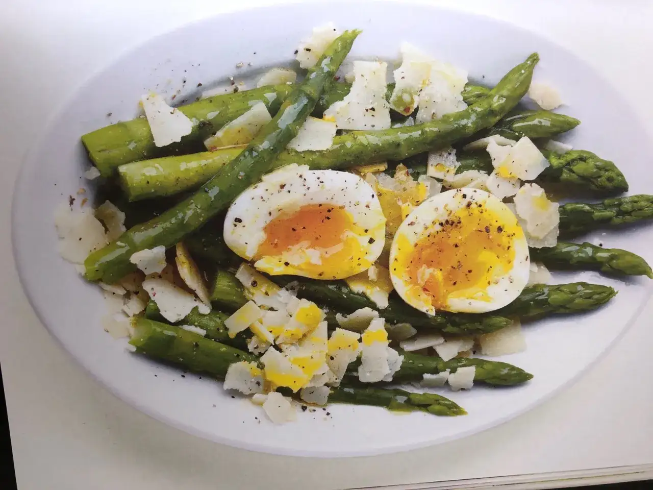 Assiette d'asperges sauvages, œufs mollets et copeaux de parmesan, poivrée. Un délice printanier.