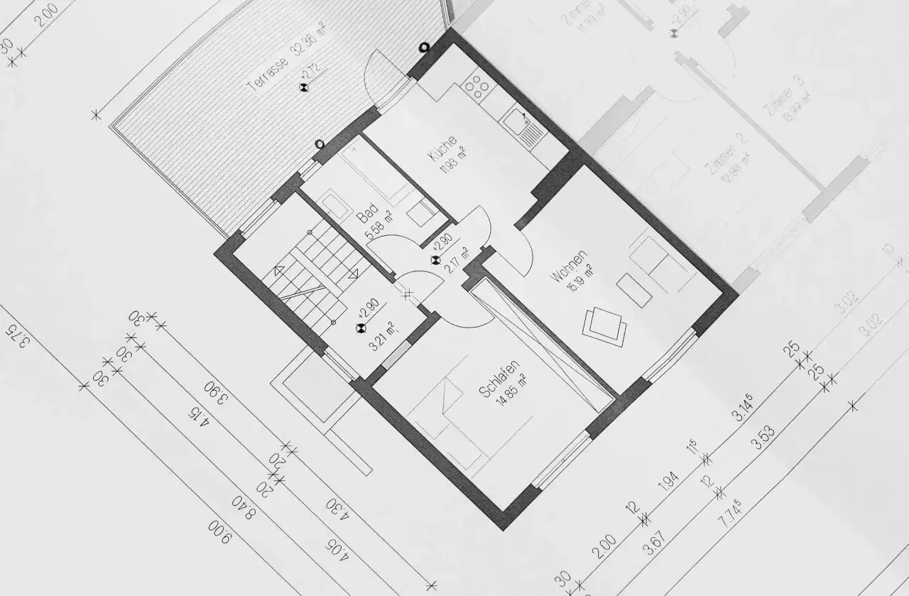 Grundriss eines Hauses mit Wohn-, Schlaf-, Küchen- und Badbereichen. Maße und Flächenangaben sind sichtbar, was bei der Berechnung der durchschnittlichen Nebenkosten hilfreich ist.