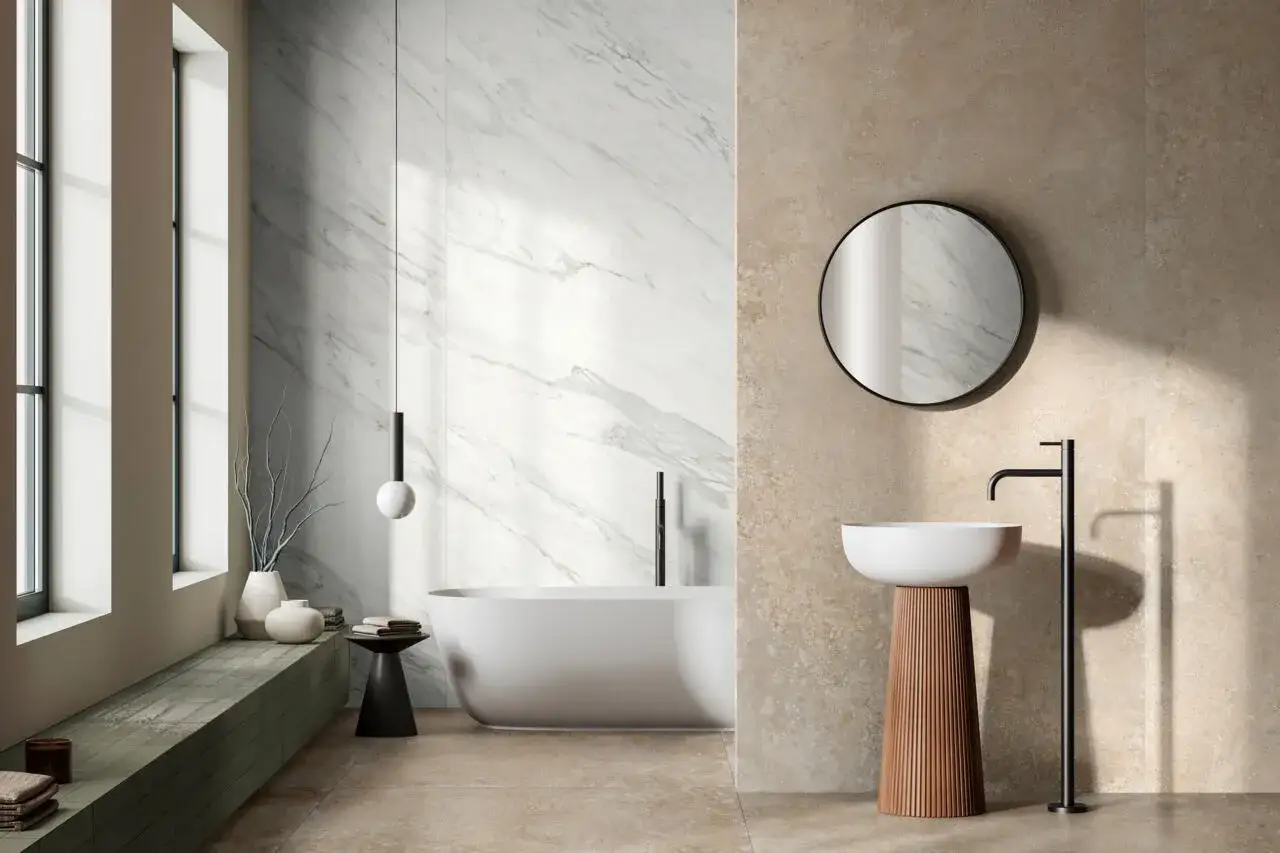 Elegantes Badezimmer mit Marmor- und Sandstein-Fliesen. Moderne Wanne, Waschbecken und Spiegel. Tolle Badezimmer Ideen Fliesen f&uuml;r ein luxuri&ouml;ses Ambiente.