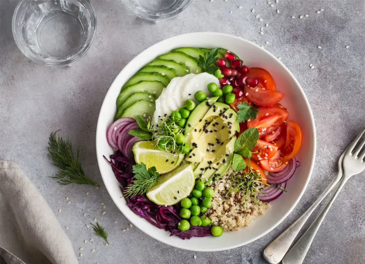 Kolorowy bowl pełen świeżych warzyw i ziaren. Idealny na zdrowe przepisy.