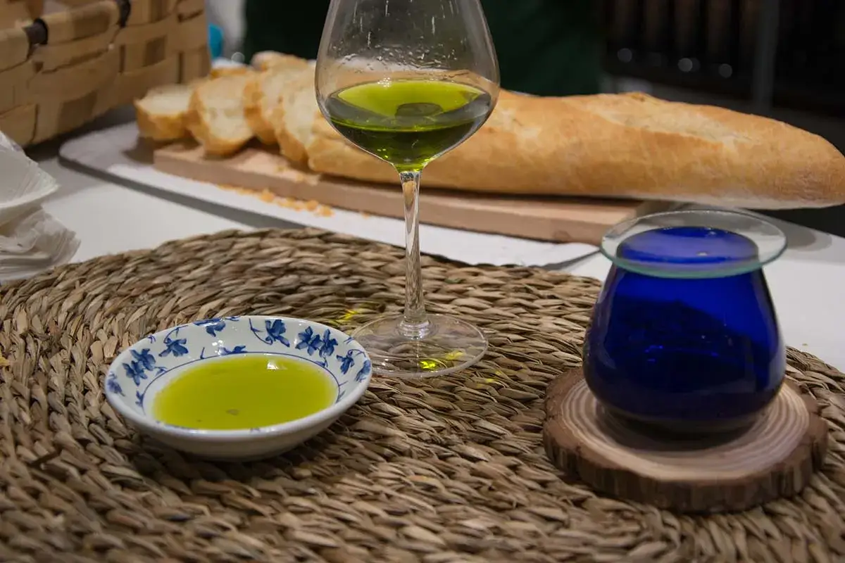 Degustaci&oacute;n de aceite de oliva virgen extra: su color verde intenso y aroma frutado son caracter&iacute;sticas clave. Pan y aceite, una combinaci&oacute;n perfecta.