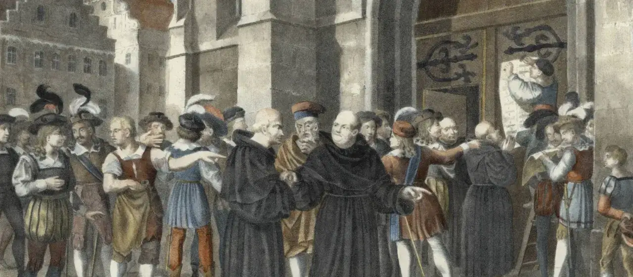 1517: Martin Luther hängt seine Thesen an die Tür der Schlosskirche Wittenberg. Eine Menschenmenge versammelt sich, um das historische Ereignis zu beobachten.