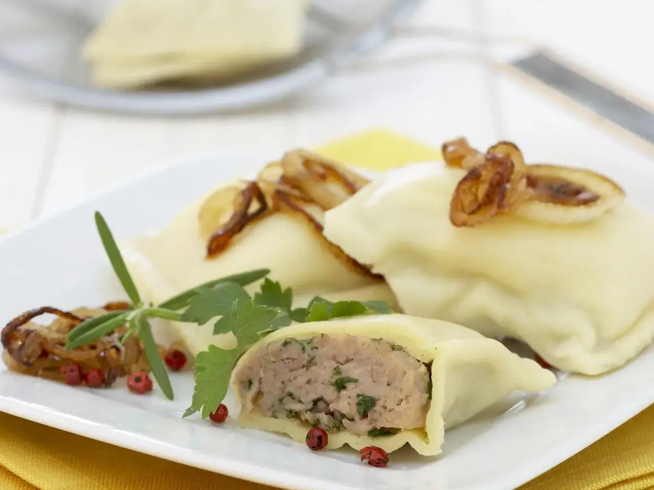 Hausgemachte Maultaschen mit herzhafter Fleischfüllung, garniert mit Röstzwiebeln und frischen Kräutern. Ein Genuss, wenn man Maultaschen selber machen möchte.