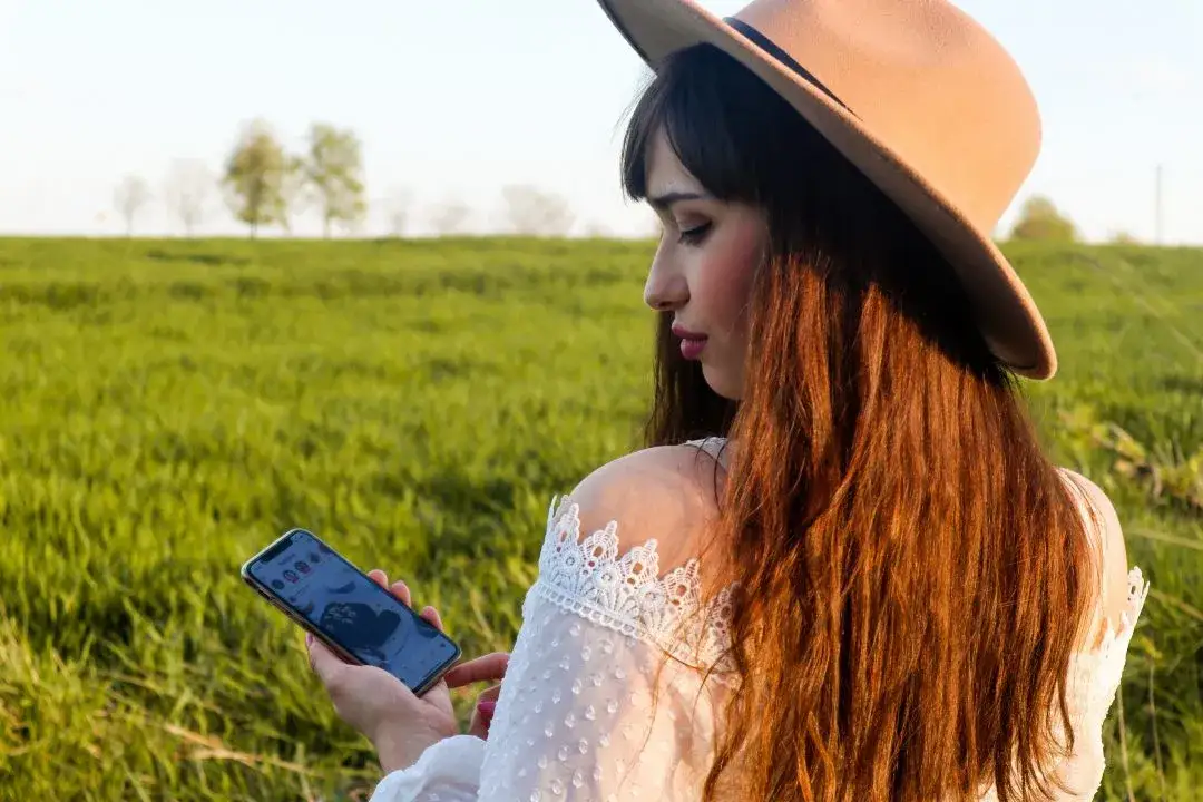 Kobieta przeglądająca profil na Instagramie