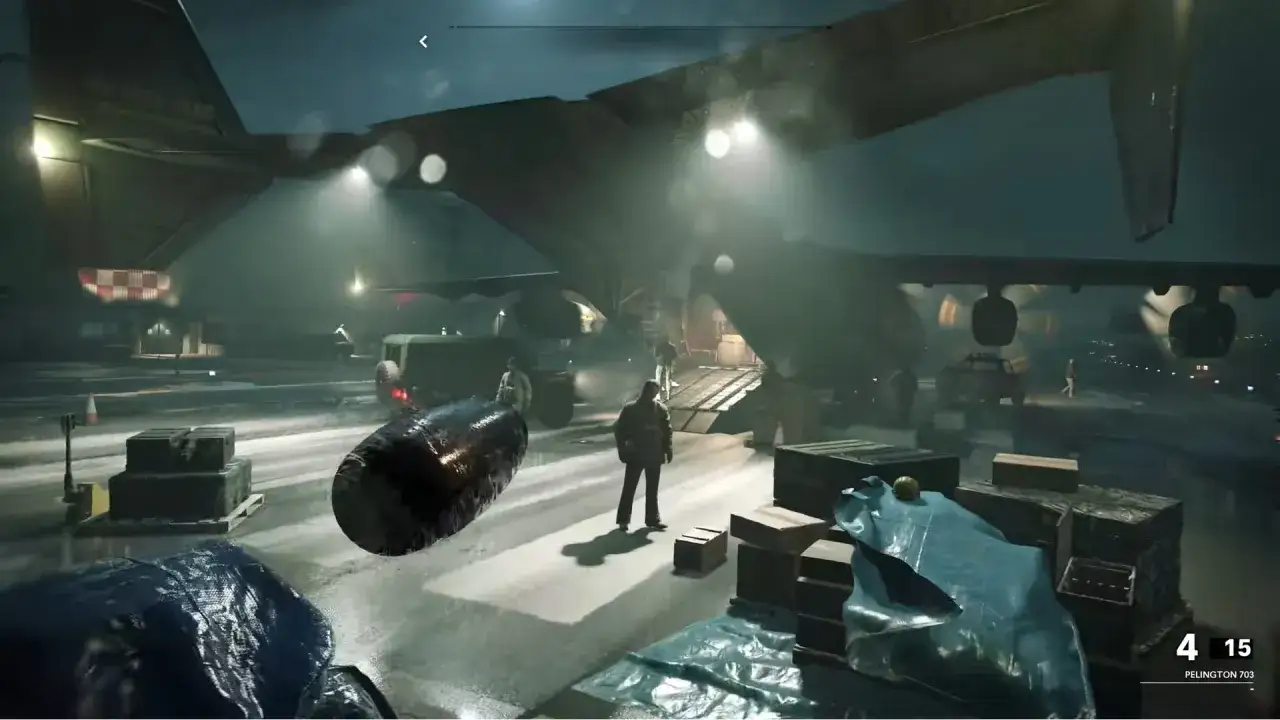Nocna akcja w Call of Duty Cold War. Na lotnisku żołnierze rozładowują samolot transportowy, w tle widać światła miasta.