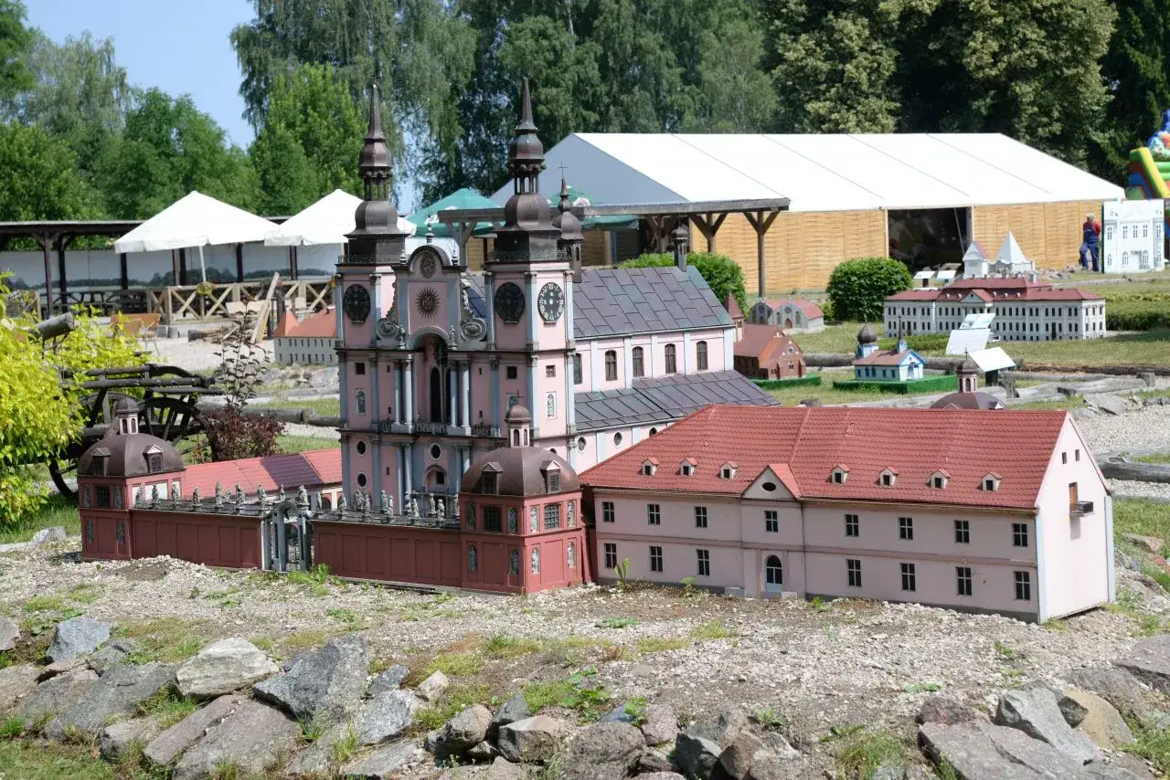 Mazurolandia i park miniatur Warmii i Mazur: miniatury zabytkowych budowli, w tym kościoła i pałacu, na tle zieleni.