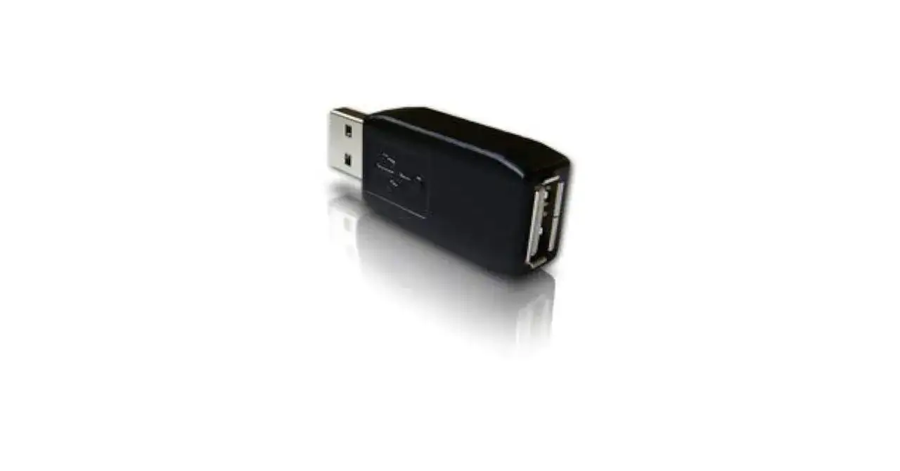 Mały, czarny adapter USB, który może służyć jako dyskretny keylogger, rejestrujący wprowadzane dane.