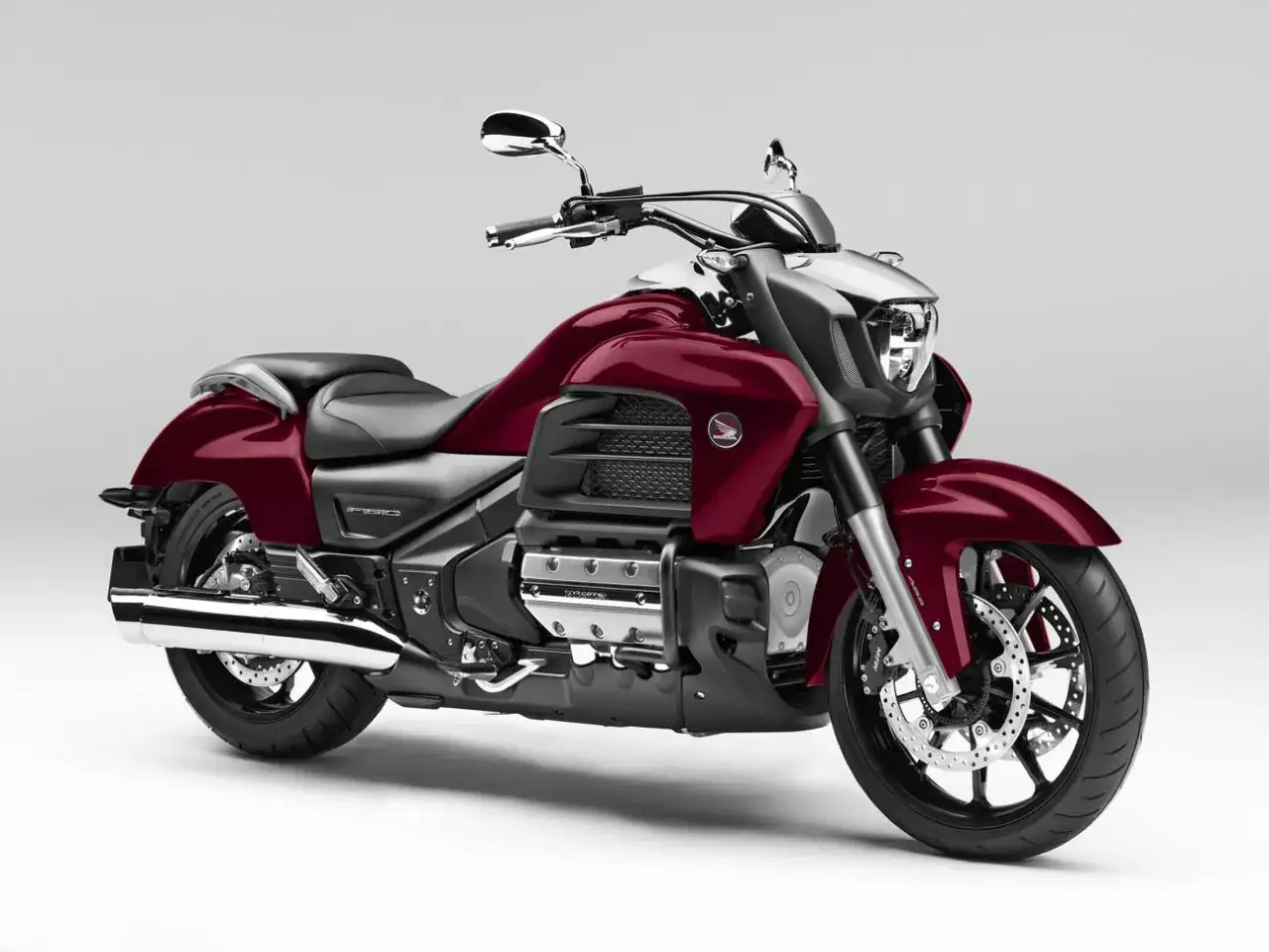 Potężna, bordowa Honda Valkyrie 1800 z chromowanymi elementami, gotowa na długie trasy.