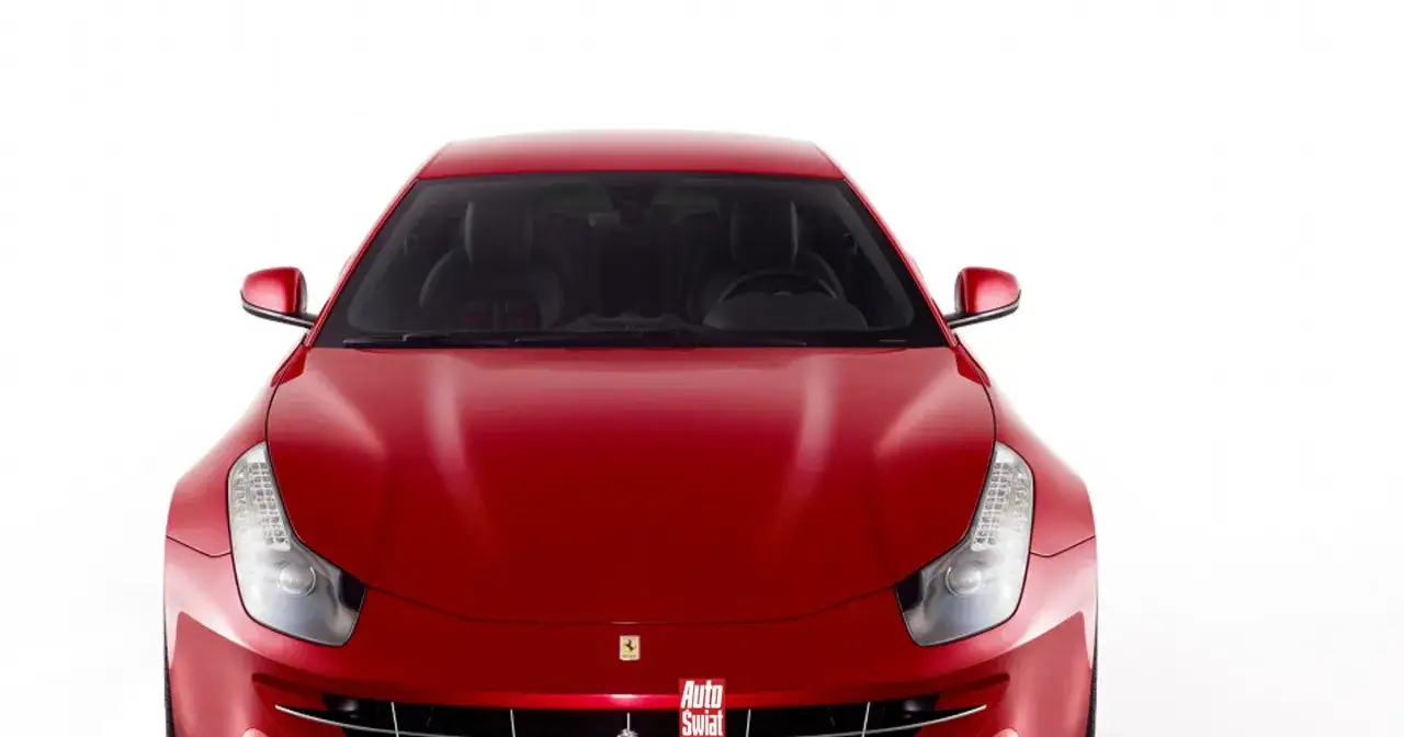 Czerwone Ferrari FF z czarnymi skórzanymi fotelami, widok z przodu.