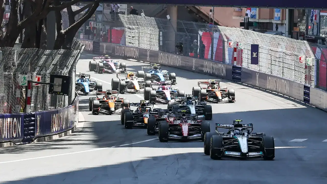 Formel 1 Rennwagen rasen auf einer Strecke, ein spannendes Rennen, das man live im Formel 1 free tv verfolgen kann.