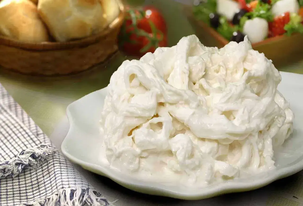 Burrata fresca, un tripudio di cremosit&agrave;. Gli ingredienti semplici esaltano il sapore di questo formaggio.
