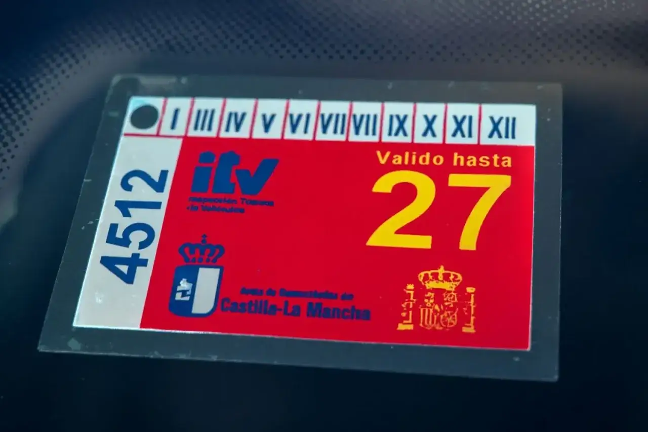 Pegatina de ITV caducada, pero con cita, indica que puedo circular. Muestra el n&uacute;mero 4512 y que es v&aacute;lida hasta el 27.