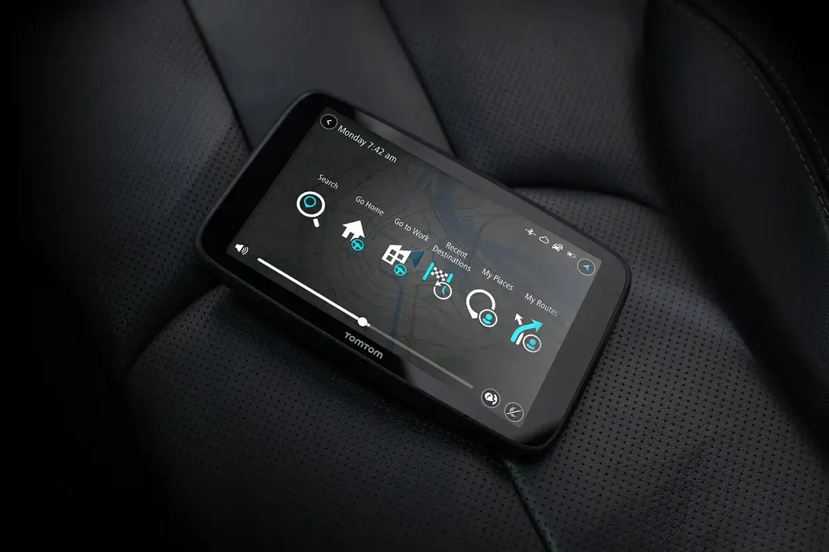 Nawigacja TomTom na skórzanym siedzeniu. Dowiedz się, jak zaktualizować nawigację TomTom, aby zawsze mieć najnowsze mapy i funkcje.