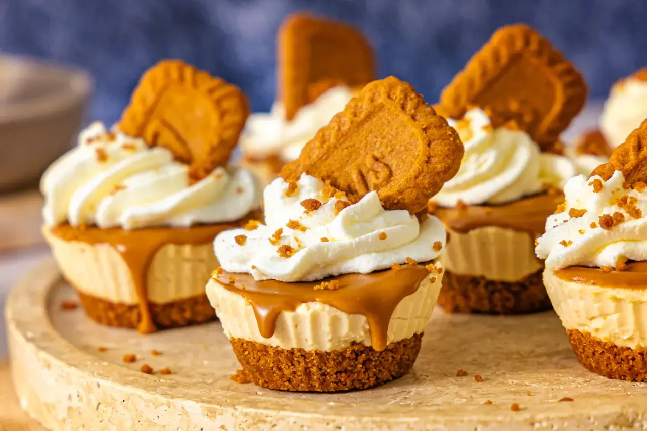 Kekse mit Lotus Creme: Kleine Törtchen mit Keksboden, cremiger Füllung, Karamell und Lotus-Keks-Topping. Ein köstliches Rezept!
