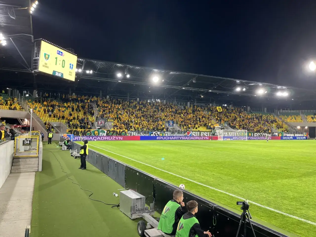 Stadion podczas meczu GKS Katowice – Wisła Płock. Wynik 1:0 dla gospodarzy. Tłumy kibiców na trybunach.