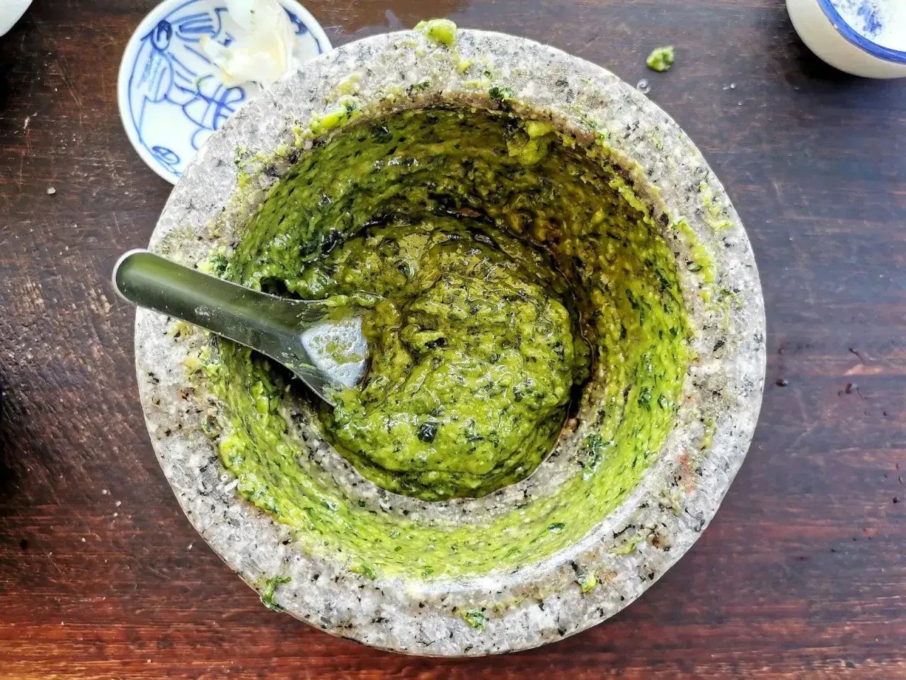 Frisch zubereitetes Pesto in einem Mörser, bereit zum Genießen.
