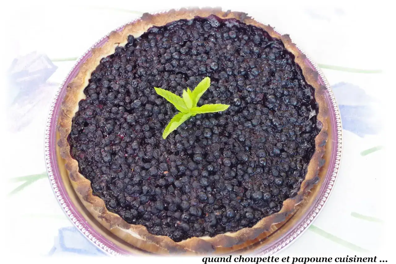 Tarte aux myrtilles g&eacute;n&eacute;reuse, garnie de fruits frais et d'une touche de menthe. Un d&eacute;lice fait maison.